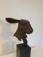 Les curieux-de nieuwsgierige is een bronzen portret van een haas | bronzen beelden en tuinbeelden, figurative bronze sculptures van Jeanette Jansen |